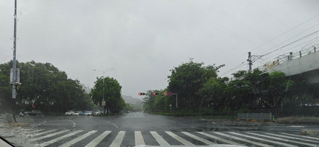 受台风影响深圳地区大量列车停运台风天唯一的好处：路上没车…比过年路上的车还要少[