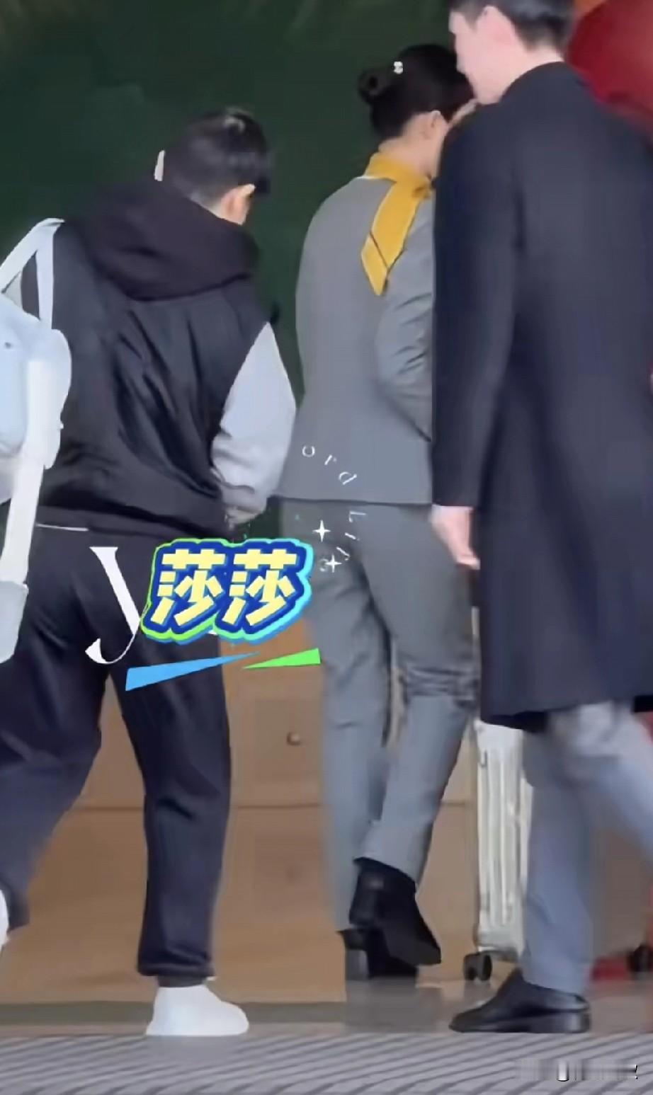 有人问:为什么孙颖莎每次都走VIP通道？其实莎莎走VIP通道，是为了给机场