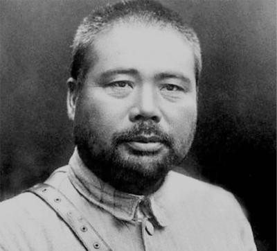吴佩孚过五十岁生日时，陕西省长刘震华送了八十多把万民伞和大量金银古董，陕西督军冯