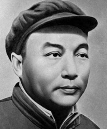 ☁1948年，一位国军排长率领部下投诚。当他抵达登记处时，负责登记的文书惊