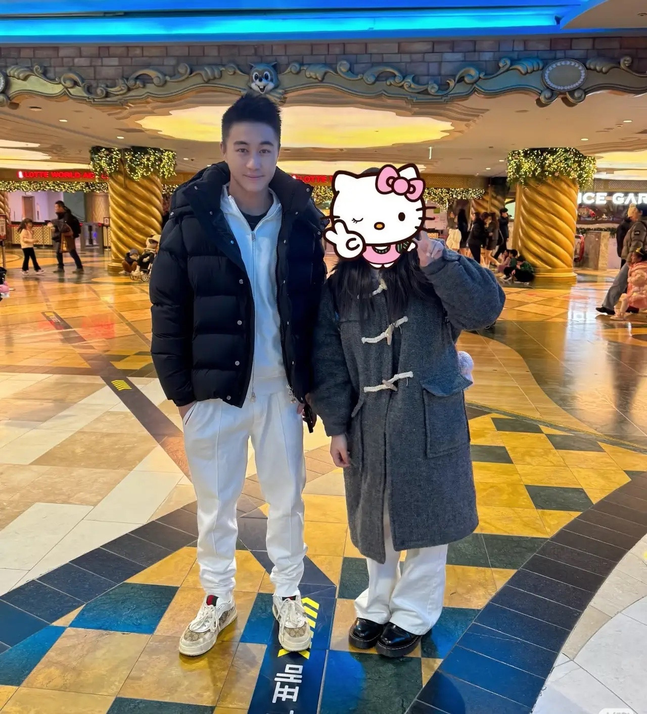 有网友在韩国乐天世界偶遇奚梦瑶何猷君，两口子什么时候都形影不离，感情真好，奚梦瑶