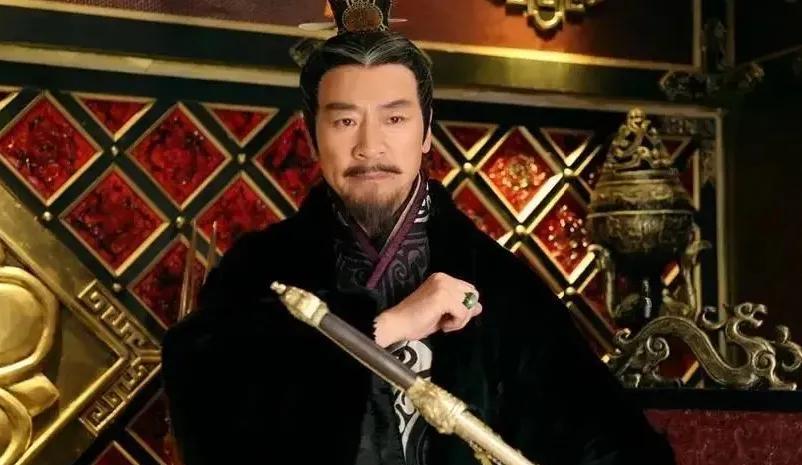 汉宣帝刘询坐在龙椅上，面无表情地听着大臣们汇报霍家的最新动向，这个曾经救过他命的