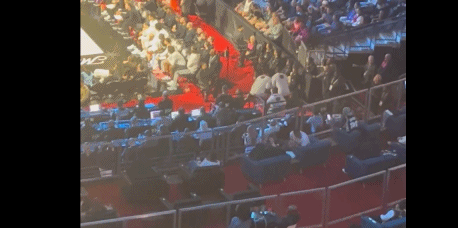 在今天进行的马刺和雷霆的NBA杯半决赛中，发生了特别有趣的一幕。当时比赛进行到了