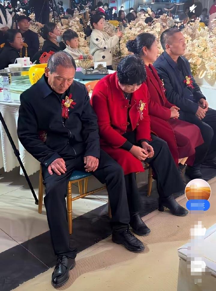 婚礼现场！从男方父亲母亲的神情中可以看出这场婚礼的艰难与不易！大喜的日子，两个人