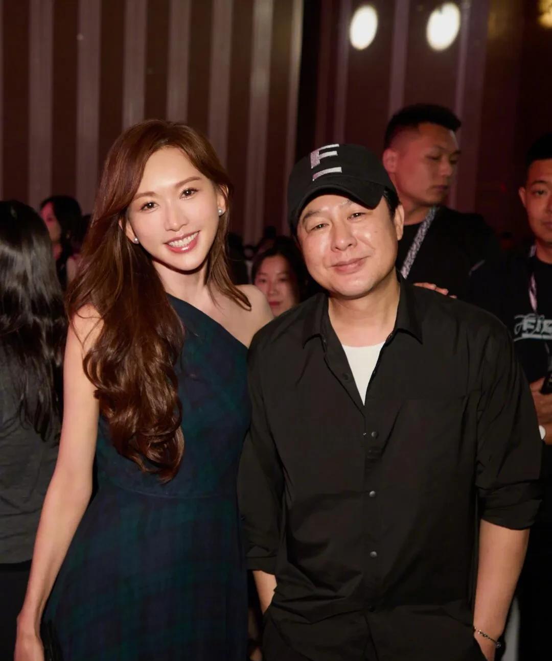 林志玲这次又上热搜了！50岁的她在FIRST影展穿了件水墨风纱裙，黑纱上有白花，