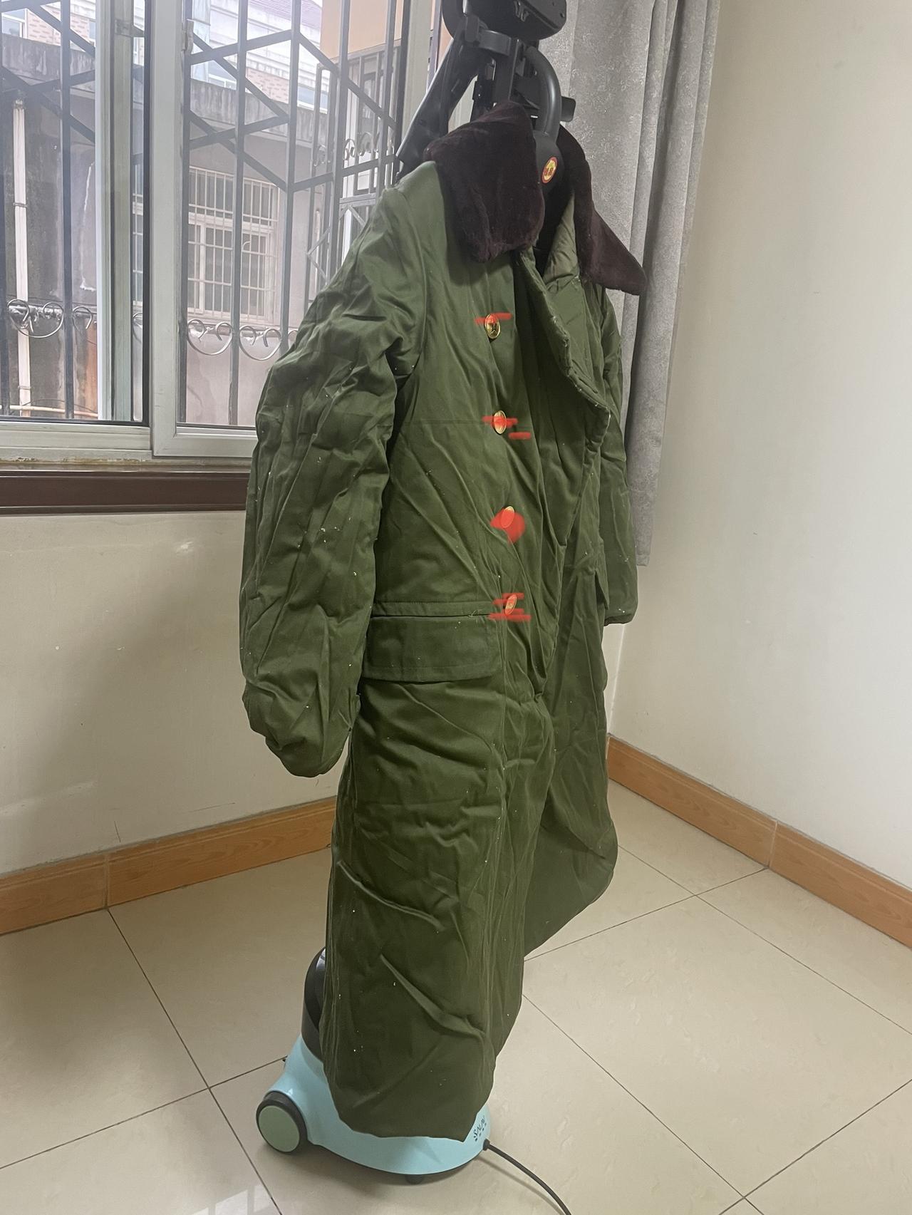 春节清理家庭卫生，突然发现，柜子里面竟然有一个军大衣。看着存放了四十多年仍然金光