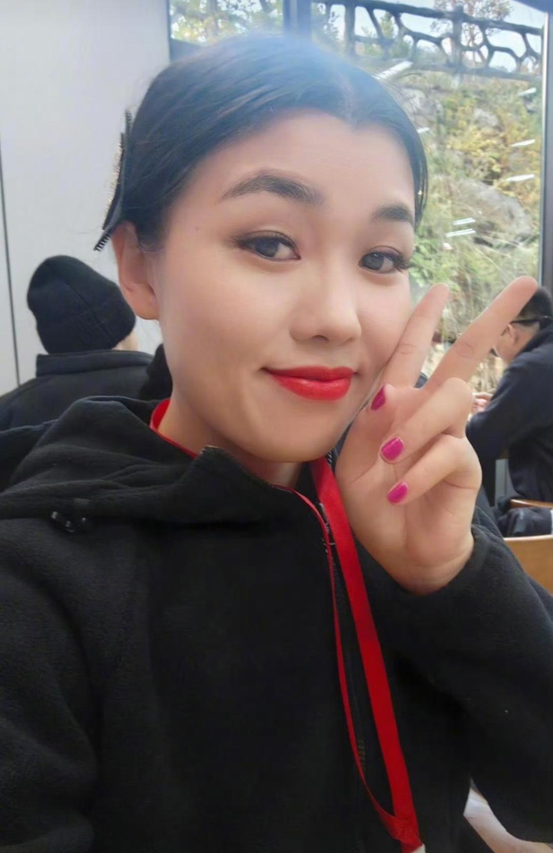 荒野求生唯一女选手冷美人赢麻了。虽然她没能靠自己生存的技能坚持到最后，不得不遗