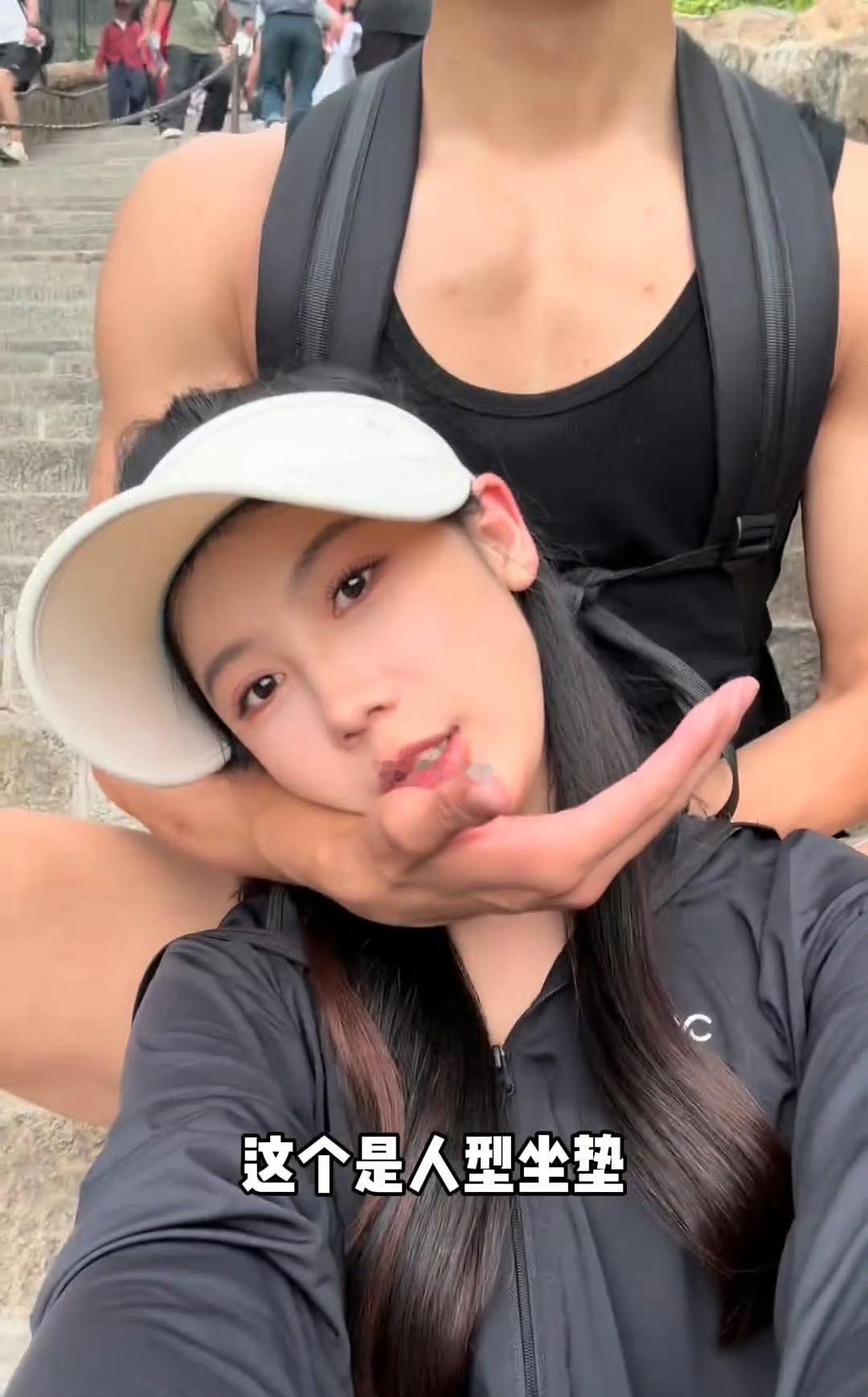 女子重金请24个帅哥陪爬泰山后续图片来了，感觉就不是正经爬山的。看女子的穿衣打扮