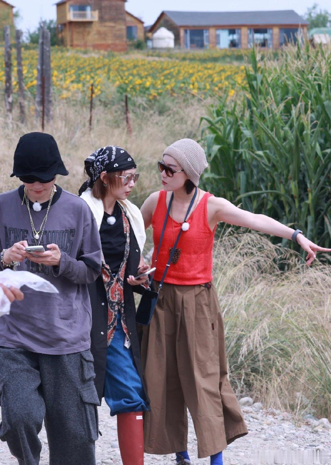 倪妮全世界倒数第一不出片向野的我们镜头适配度与生俱来，身处连绵向日葵花海之中，动
