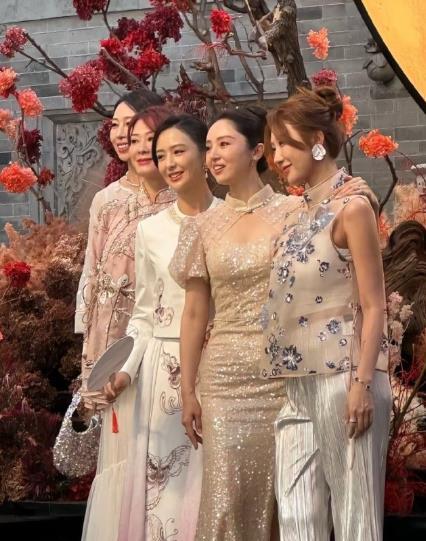 董璇伴娘团有佟丽娅雪花女神龙董璇的婚礼照曝光，曝光二人敬酒场面。里面的伴娘姐姐