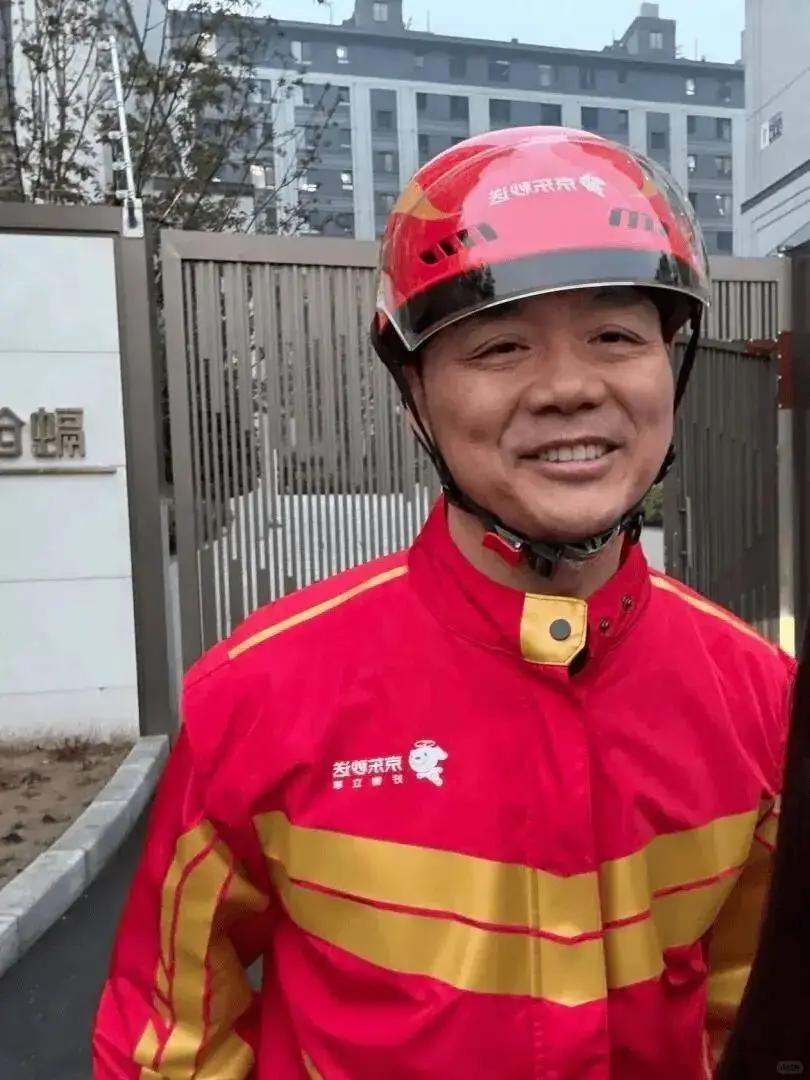 刘强东在APEC论坛上说了句让七十万京东小哥都懵了的话：将来根本不需要快递员了，