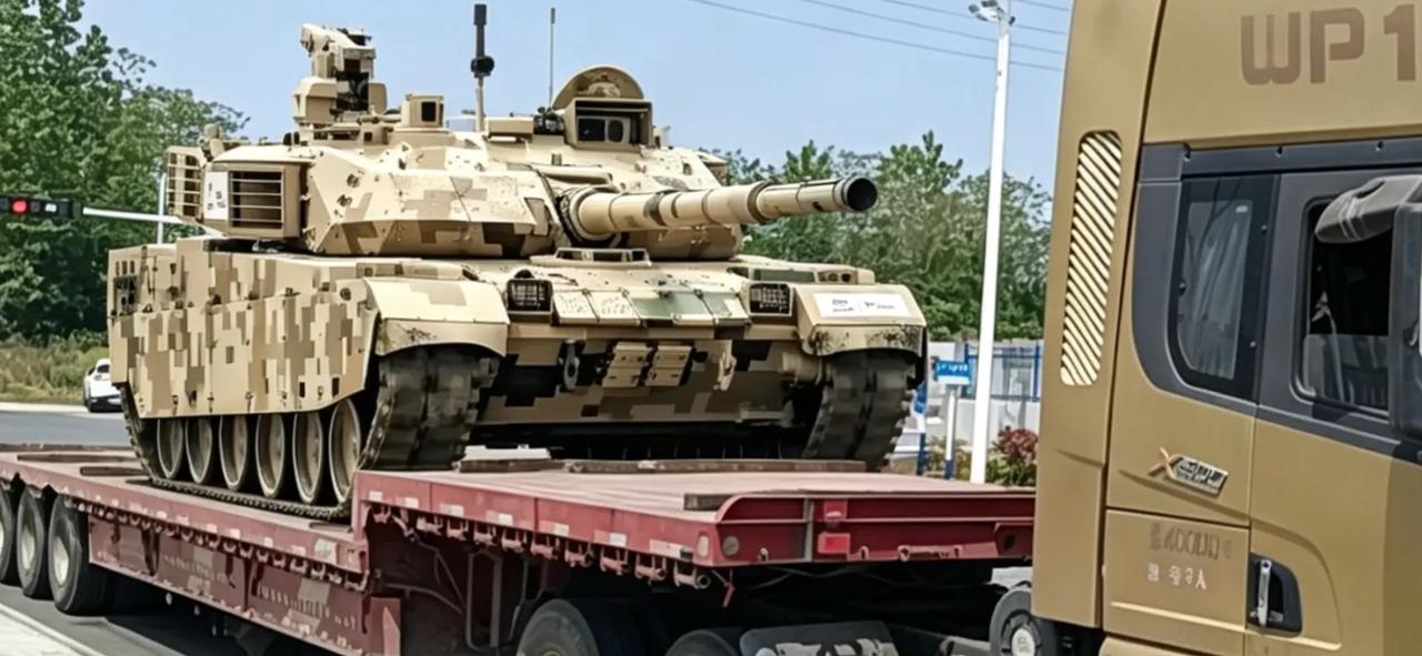 [呲牙笑]“新型主战坦克”，大家注意：驾驶室又到中间了，如果炮管不移动一定角度的