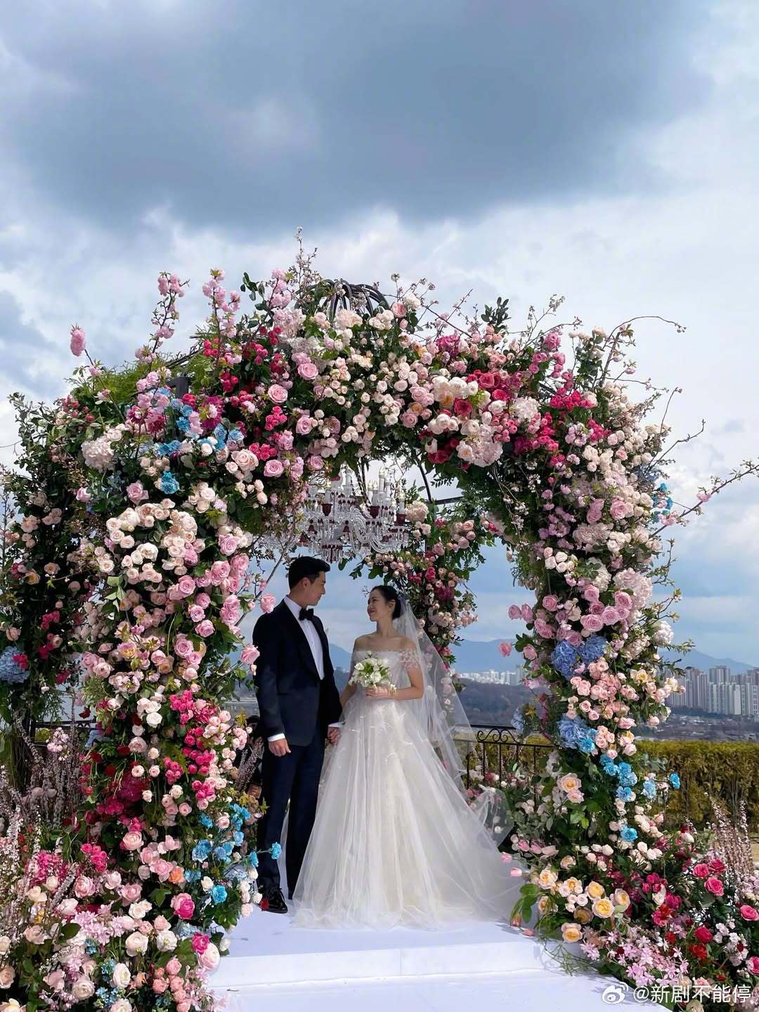 孙艺珍发婚纱照纪念和玄彬结婚四周年~她写道：永远的……在爱与友情之间的某个地方她