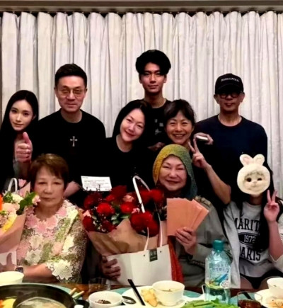 仔细看许雅钧的母亲和黄春梅的不同：许雅钧母亲没有笑，因为这个母亲节，亲家失去