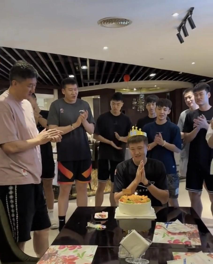 广东男篮有情有义！今天是周鹏的生日。为了庆祝这位广东男篮老队长的生日，杜锋与球