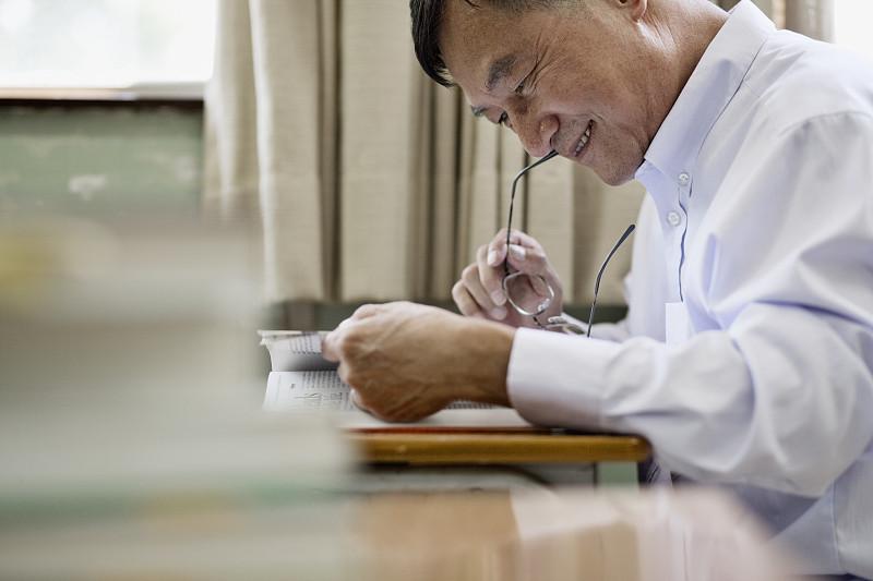 教龄41年，退休金能拿到一万吗？我帮你算算这笔账我是35年教龄的老教师，还有