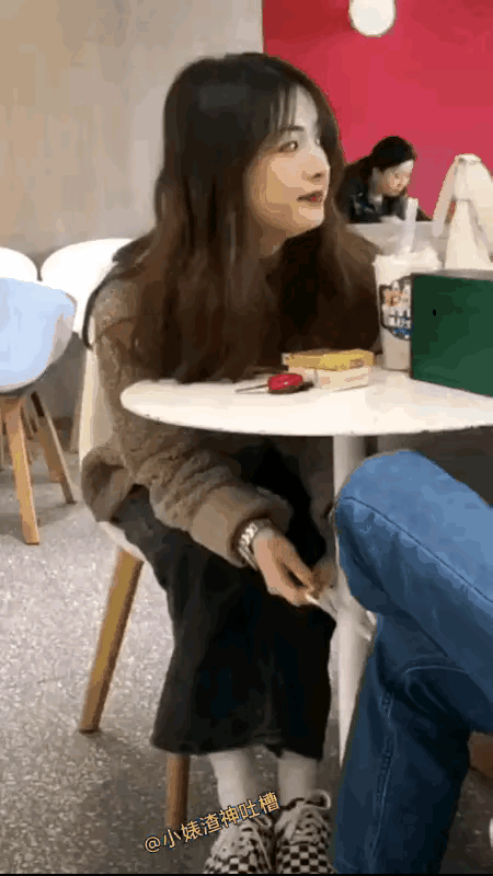 将男朋友的鞋带悄悄的系在桌腿上，调皮的女孩懂得生活的情趣，这个女孩应该是很不错的