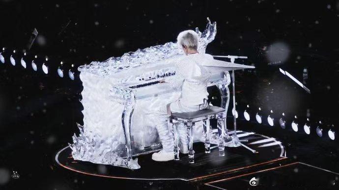 薛之谦老年人了只懂我要验牌长沙演唱会爆笑名场面，薛之谦被OOTD问懵，直言自己老