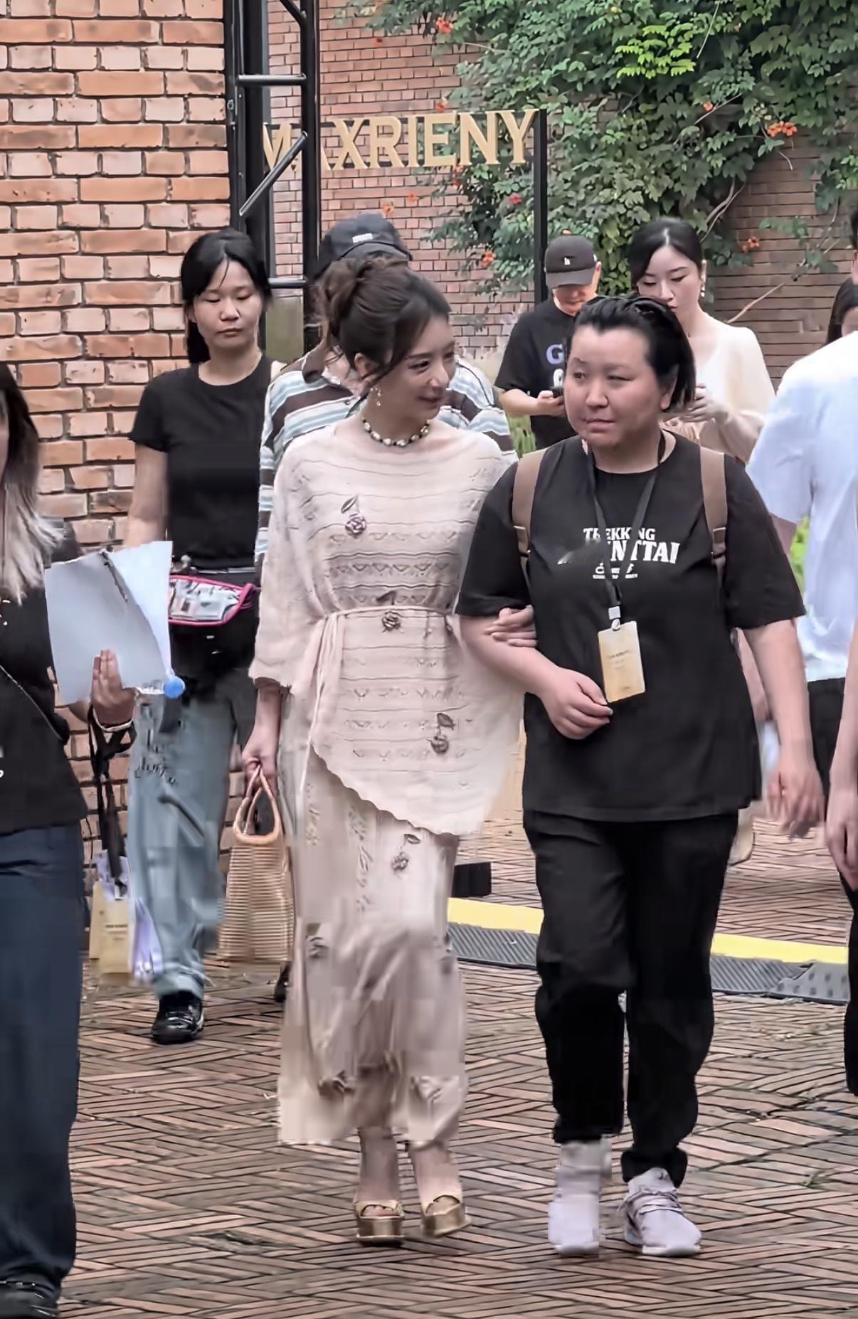 偶遇郭富城老婆方媛，鞋跟这么多和旁边人也差不多高，感觉本人不到一米六，需要扶着旁