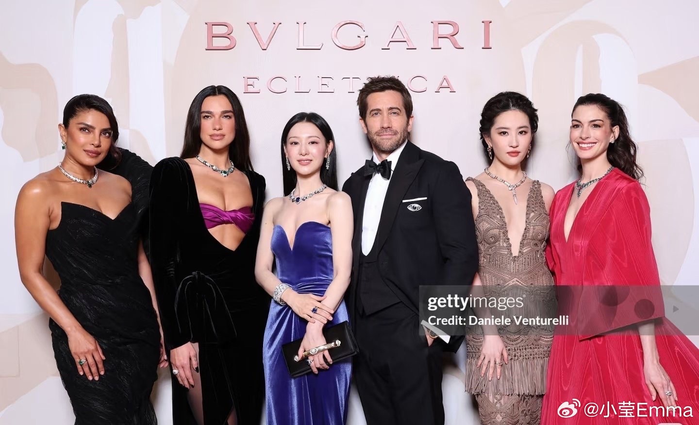 金智媛宝格丽合照站C位所以：当明星一定要高