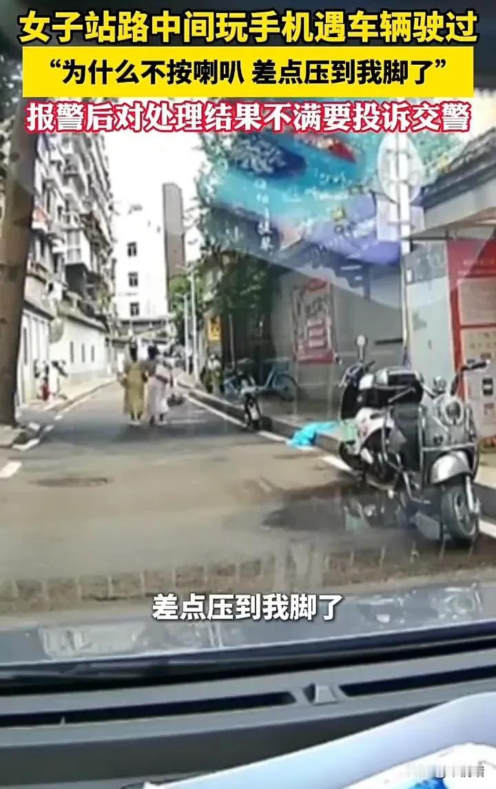 倒打一耙的小仙女又出现了！8月14日，福建两名女子手挽手走在路中间，中途还停下