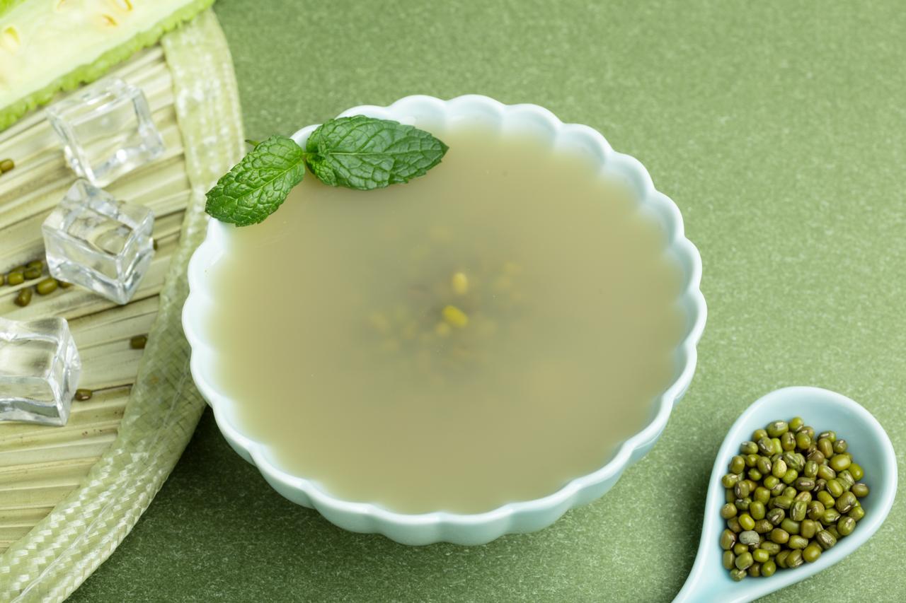 【绿豆汤会「解掉」降压药，喝三天就脑出血？证据并不支持！】食品安全在身边女子