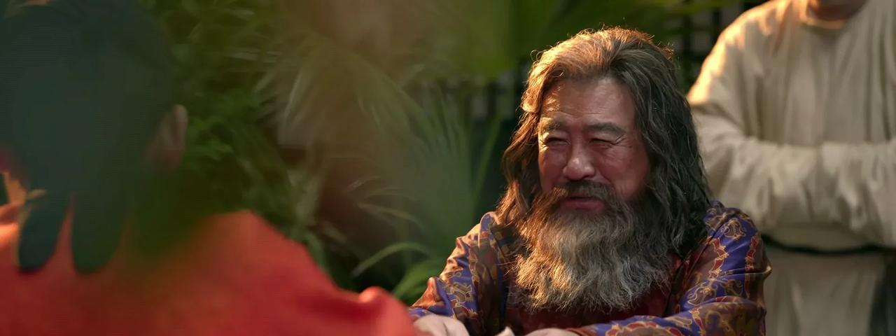 《长安的荔枝》:苏老开开心心，双手把契约给鱼常侍，可是，鱼常侍的话让苏老的笑容逐