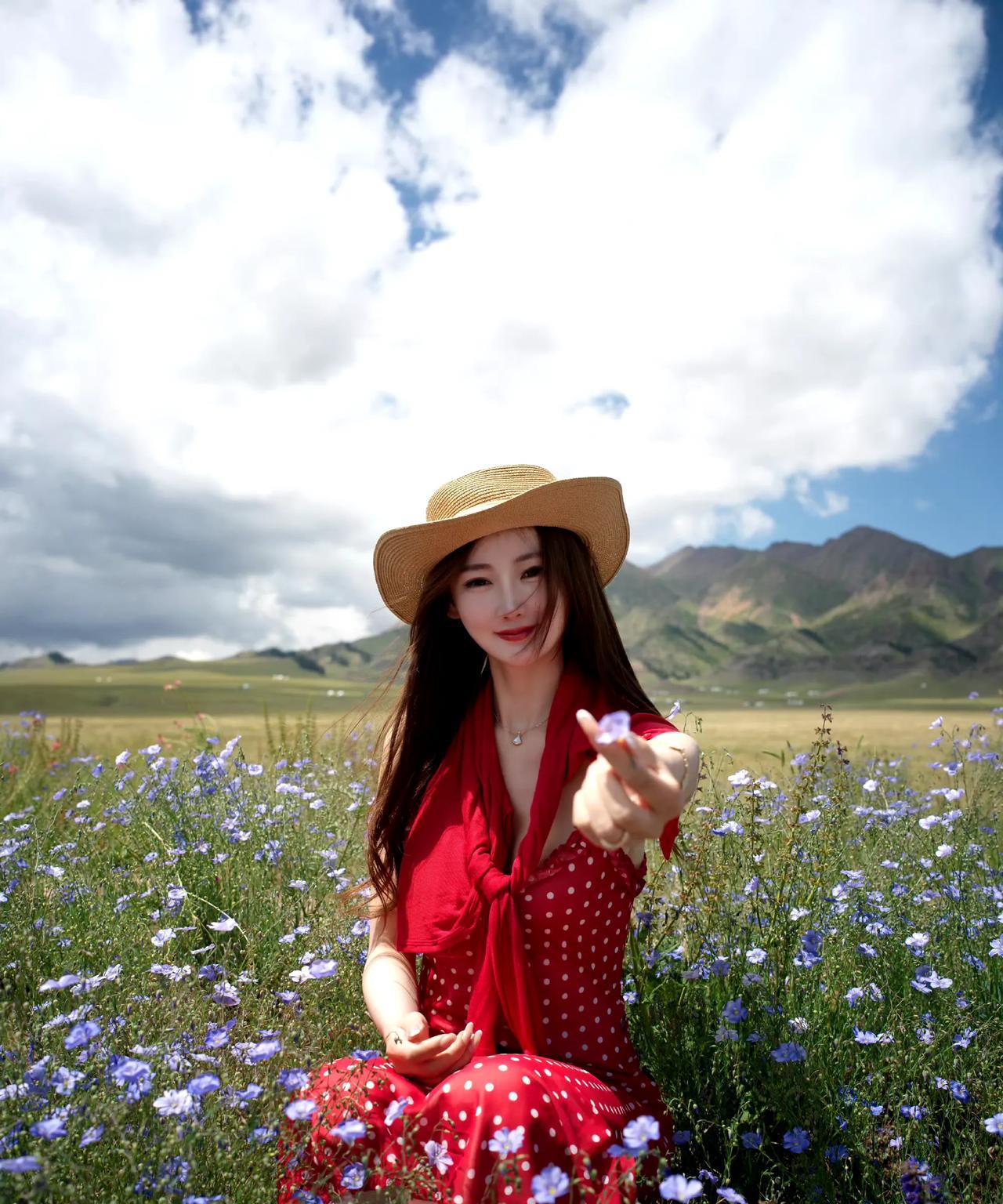 来到这片被大自然偏爱的土地，湖水澄澈如宝石，花海绚烂似织锦。漫步其间，任微风轻拂