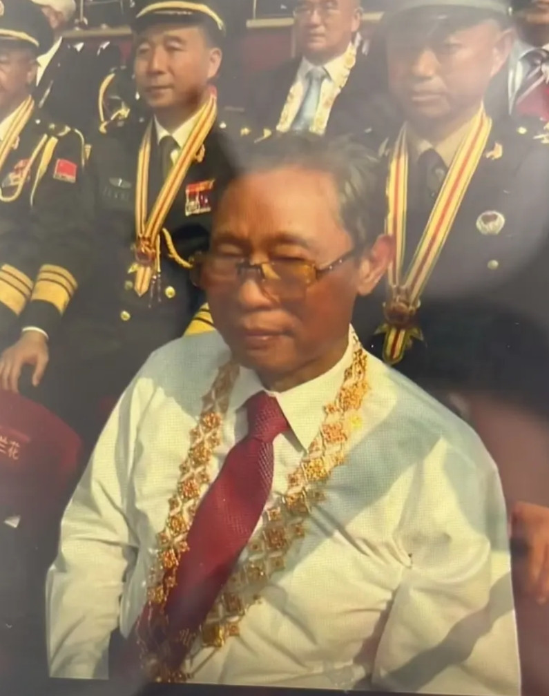 看到他的勋章跟其他人都不一样，还挺好奇的然后去搜了一下，致敬原来是共和国勋章