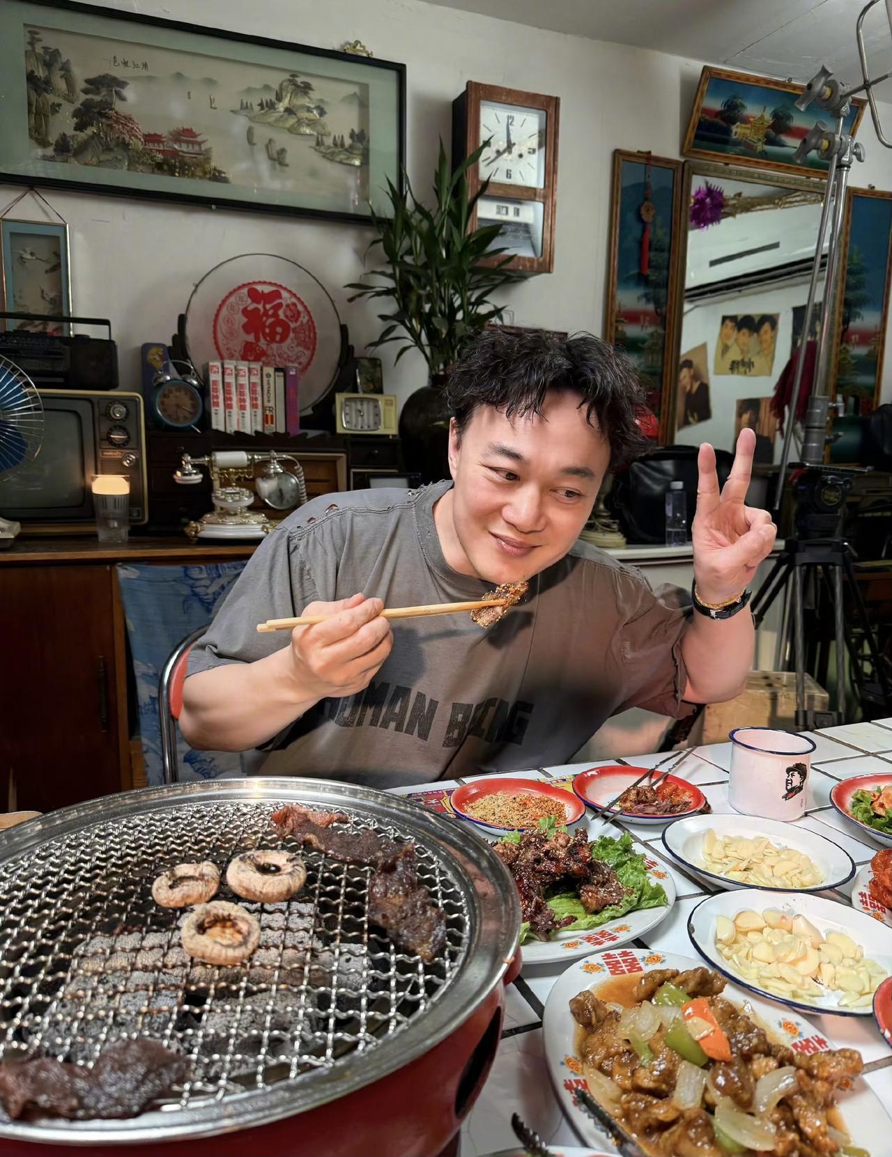 近日，陈奕迅晒出一组照片，他在北京吃东北风味烤肉的画面。陈奕迅边吃烤肉边聊天