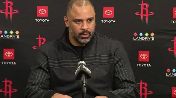 NBA常规赛后，火箭队主帅乌度卡接受了媒体的采访。关于球队在第四节和加时赛的整