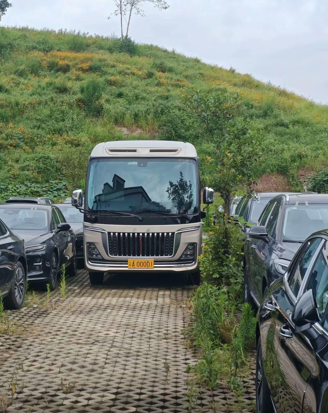 重庆1号车更新了，考斯特换红旗金葵花国悦