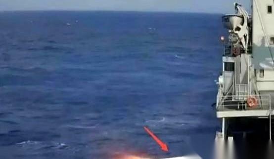 一艘039B型常规潜艇，正死死潜伏在水下150米的深处。这是人民海军宣传片中最