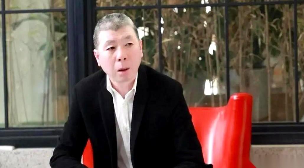 电影院的灯亮了，保洁阿姨都拿着扫帚进来了，她还傻坐着。就为了等一个名字。一个