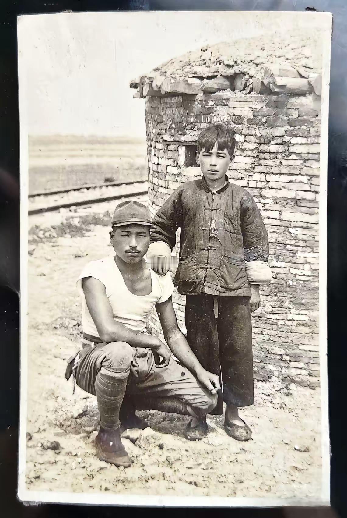 这是从日军随身携带的挂包搜出来的一张照片照片的边角已经被磨得发毛，泛黄的相