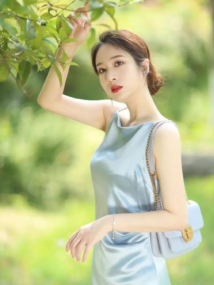 拍人像,摆姿势有什么注意事项?拍人像时，姿势的核心是扬长避短、自然得体。以下几点