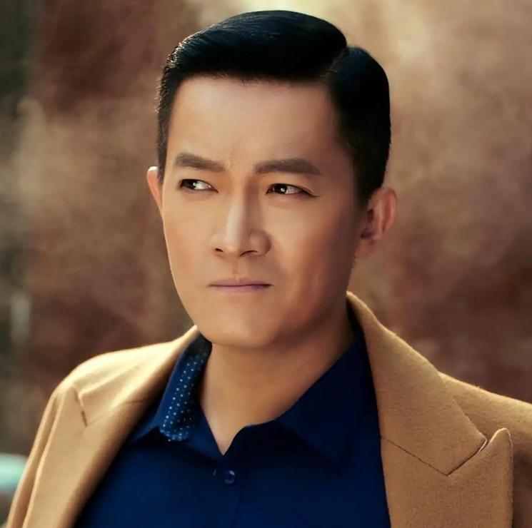 2002年，杨志刚和江珊拍戏，杨志刚从背后抱住江珊，结果江珊来了这么一句：“弟弟