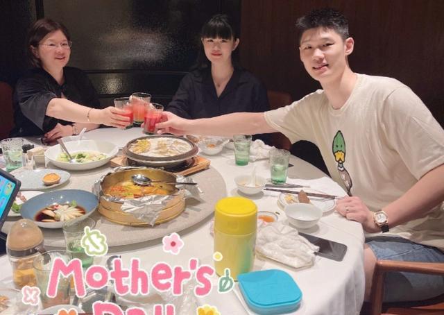 你见过50岁像20岁的脸吗？胡金秋岳母的照片让我愣住了。照片里她皮肤紧致，和