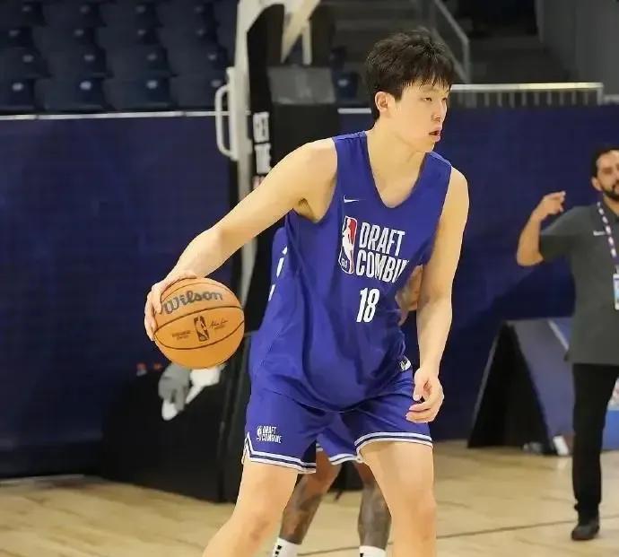 首秀惊艳！杨瀚森联合试训7投5中，大受褒奖！这场队内试训，杨瀚森属于上半场跟着