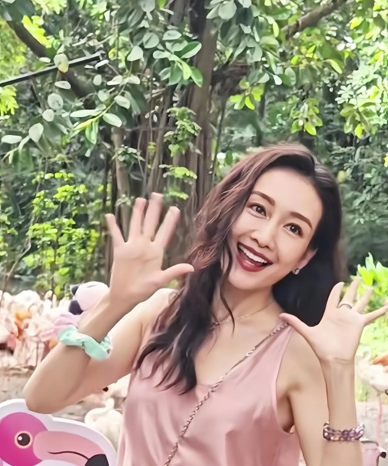 在广州长隆水上乐园游玩，王鸥穿的那身简约穿搭，被她轻极驾驭出了高级感。更让人赞叹