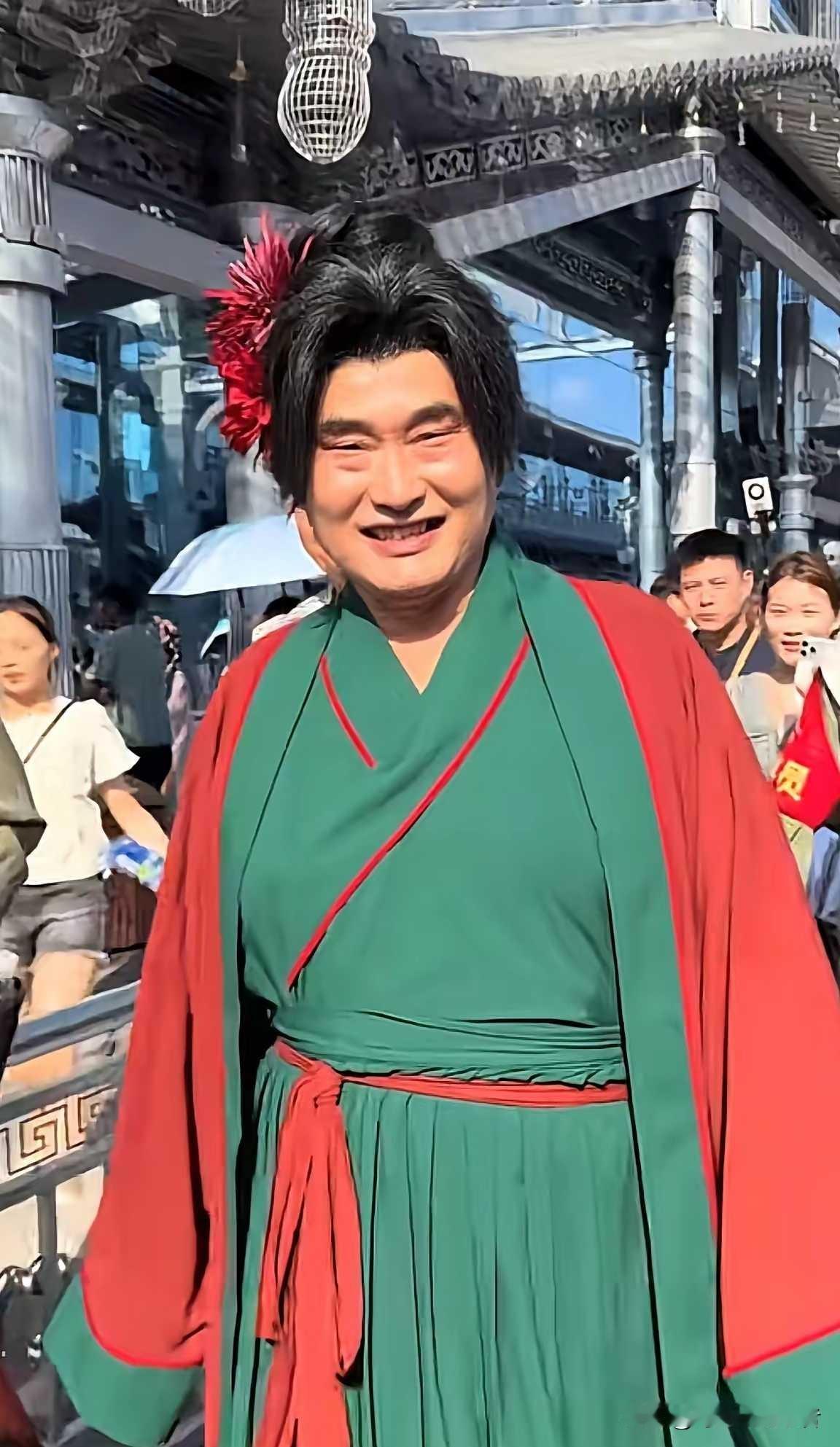 朱之文扮演王婆，这样子还真不赖，朱之文如今可是各大景区抢手人物，有流量，还不贵。