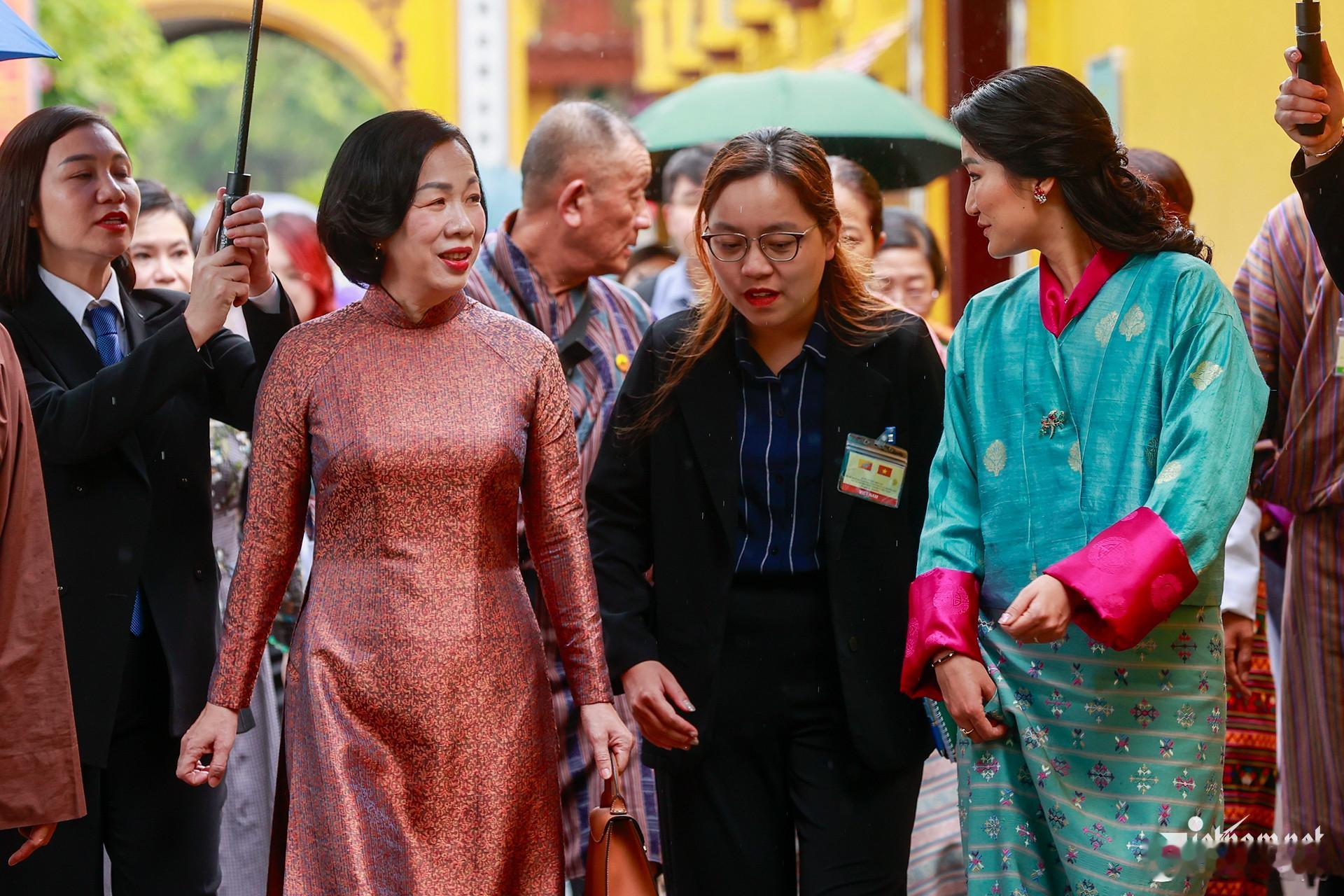 不丹王室🇧🇹🇻🇳8月19日，佩玛王后在越南主席夫人阮氏明月陪同下，一起