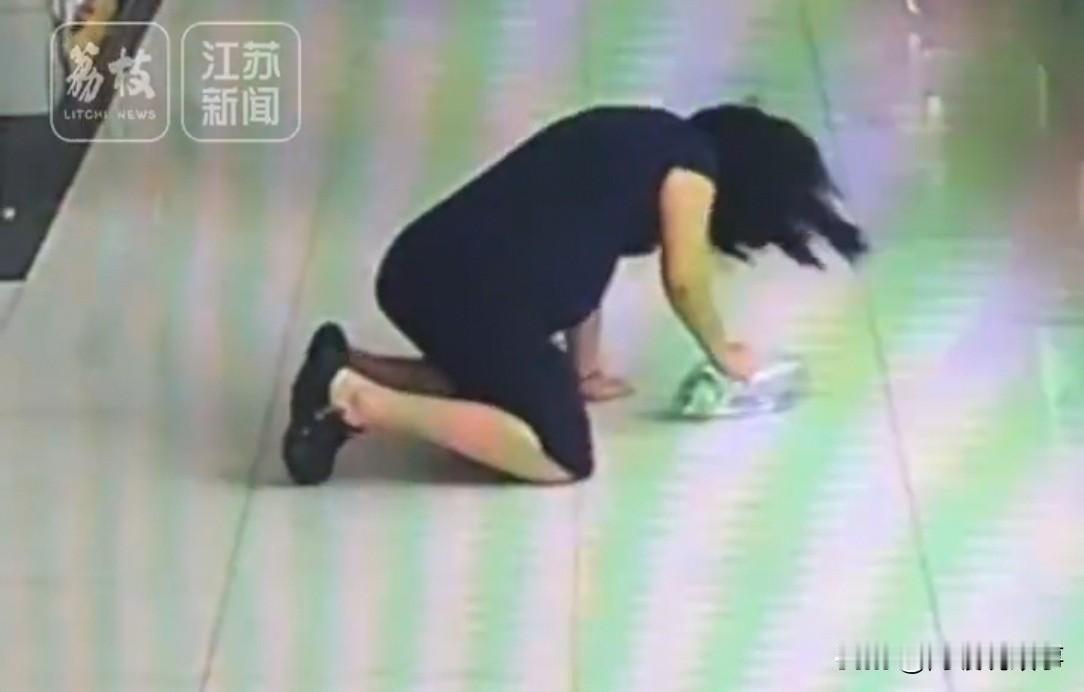 济南一小学走廊，俩男孩正罚站。忽听"哎哟"一声，老师摔倒了！俩人拔腿就冲，走近发