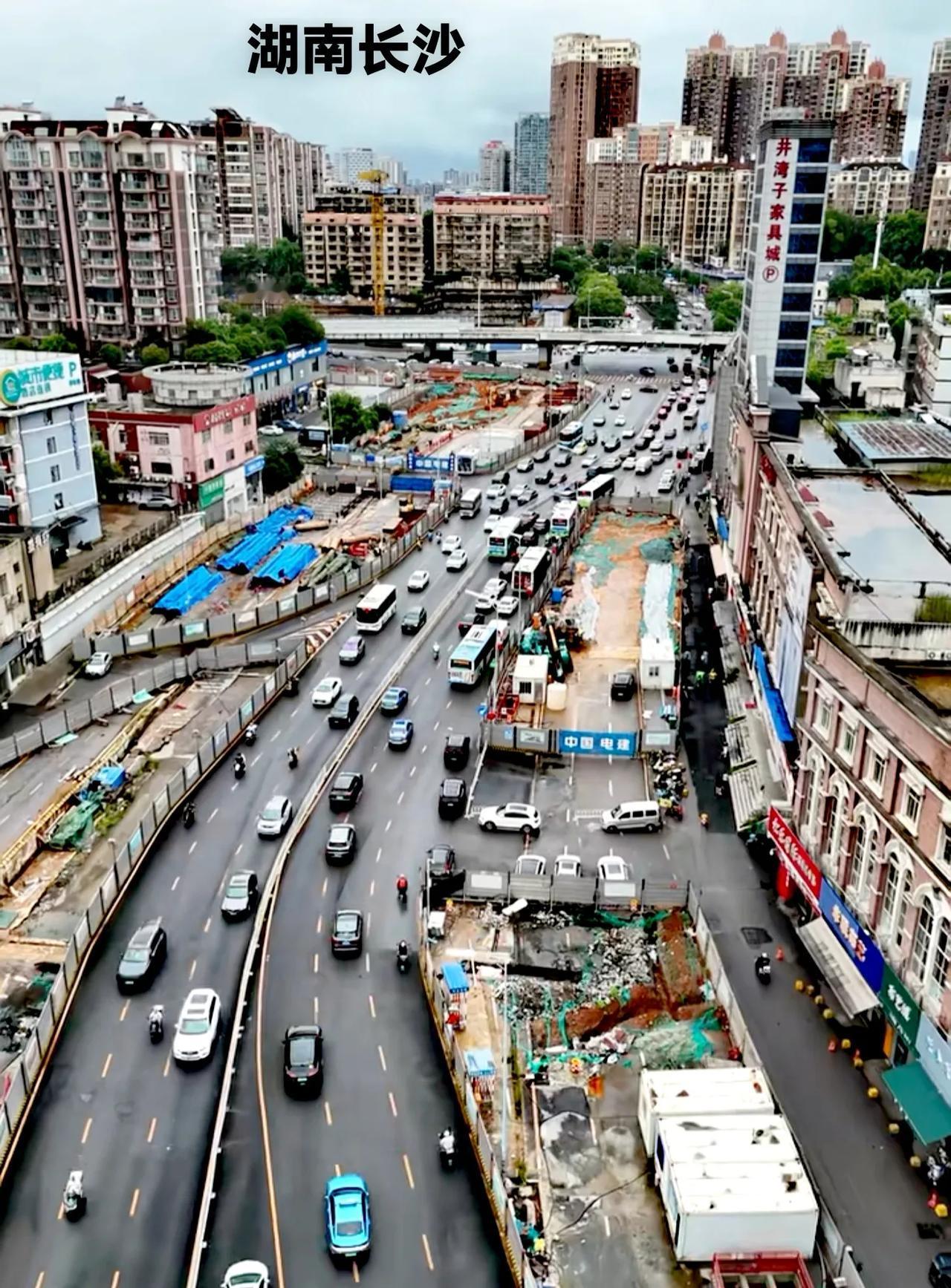看看长沙市区的某些路段，搞得行车都是个大问题。由于两边因修地铁线路而导致了，不是