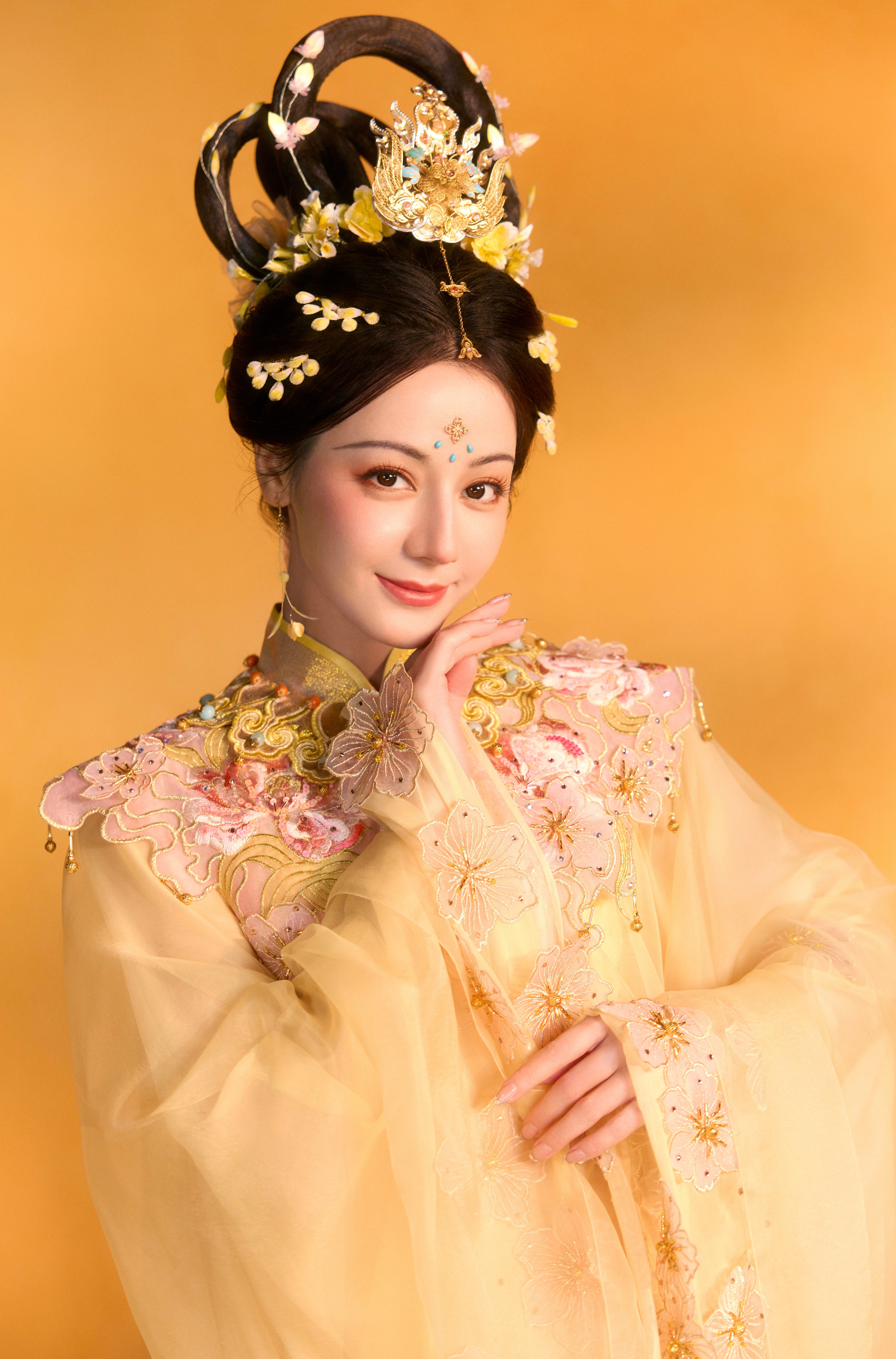 迪丽热巴一颦一笑间，既有盛唐仕女的华贵典雅，又具东方佳人的温婉韵致，仿佛从时光