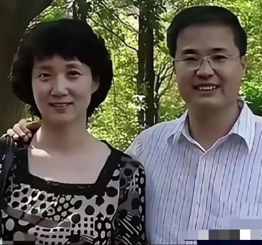 曾经最美央视主持人，美若天仙，离开普通人前任，嫁大10岁高官，如今63岁了，孑然