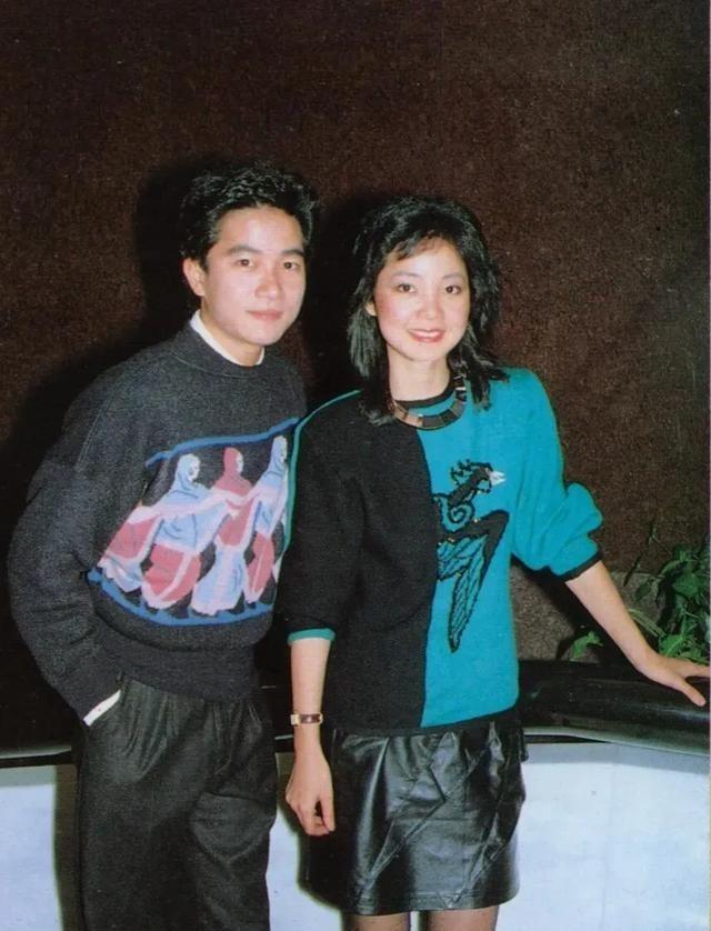 1982年，邓丽君与陈百强在宴会，笑容满面，举止温柔，合影留念，永恒的回忆！1