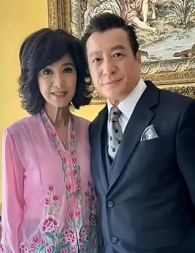 哪里有什么岁月不败的美人，70岁的米雪看上去也老了，没有林青霞漂亮了。整个脖子的