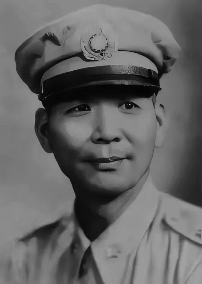 1948年，胡琏看这仗没戏了，准备开铁疙瘩逃跑，三辆坦克摆跟前，俩破的一辆新的。