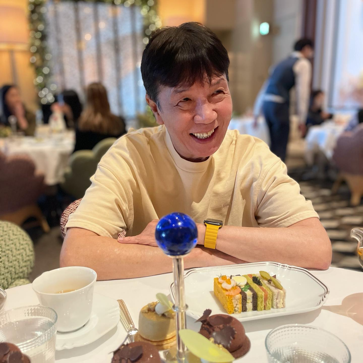 他以前在香港拍过很多年电影，成龙主演电影经常看到他，一般都是饰演配角，想不到现在